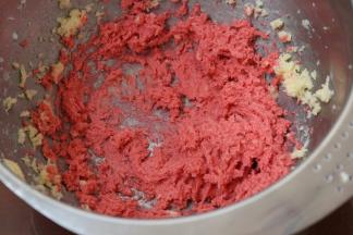 3.分三次加入牛奶，每加一次用打蛋器搅打均匀再加下一次，打至黄油体积膨胀1倍颜色变浅