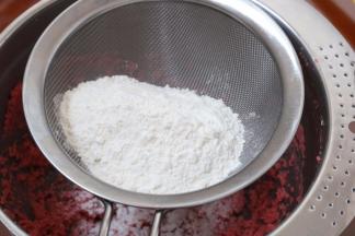 4.加入红丝绒液稍微打均匀