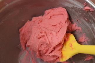 5.筛入低筋面粉粉混合均匀至看不到面粉