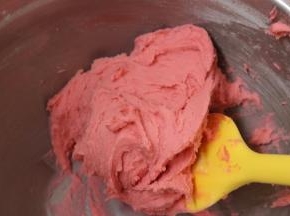 5.筛入低筋面粉粉混合均匀至看不到面粉