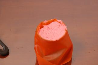 6.裱花嘴放入裱花袋中，将裱花袋套在杯子中装入面糊，用刮刀将面糊推向裱花嘴的位置