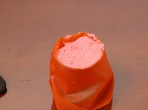 6.裱花嘴放入裱花袋中，将裱花袋套在杯子中装入面糊，用刮刀将面糊推向裱花嘴的位置