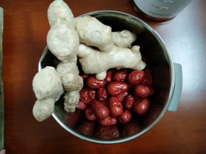 1.红枣和生姜清洗干净备用