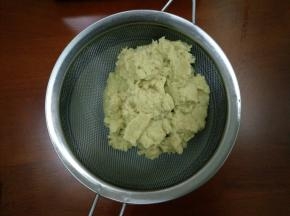 2.将生姜切块放入破壁机内搅碎（如果有原汁机还省事）取出过滤出生姜汁