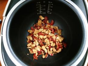 5.将红枣放入铁釜内