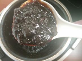 9.中途搅拌一次
熬制红枣软烂 汤汁变得浓稠即可
趁热装罐密封冷藏保存，喝的时候取一勺加入适量的水即可