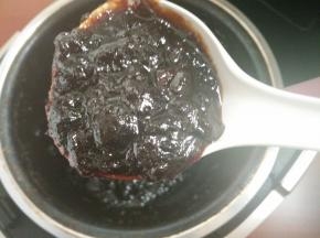 9.中途搅拌一次
熬制红枣软烂 汤汁变得浓稠即可
趁热装罐密封冷藏保存，喝的时候取一勺加入适量的水即可