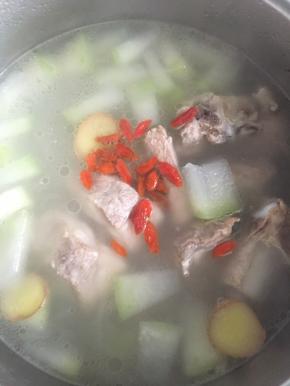 冬瓜片熟后加入枸杞煮三到五分钟左右即可关火