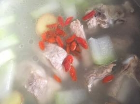 冬瓜片熟后加入枸杞煮三到五分钟左右即可关火