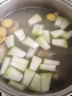 开锅后转中小火煮15分钟左右，加入切好的冬瓜片（这个时候汤的颜色变白一些）