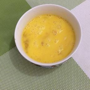 鸡蛋装入碗中打散