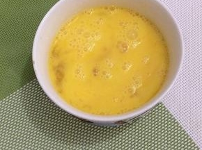 鸡蛋装入碗中打散