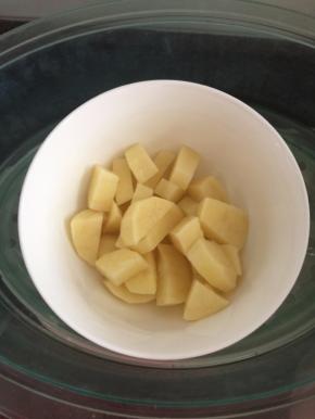 土豆去皮切块后放入碗中