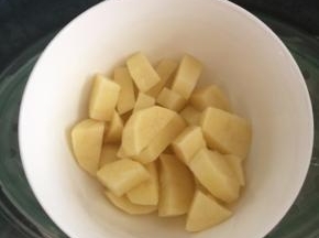 土豆去皮切块后放入碗中