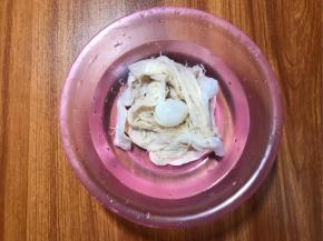 准备肠衣，用水洗掉表面盐渍，反复清洗，肠衣链接自来水龙头冲洗下内部，然后准备一盆水，放少量白酒，浸泡肠衣。