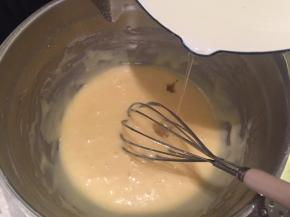 分3次将糖水加入面糊内