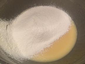 筛入低粉和泡打粉，＂Z＂字形拌至无干粉