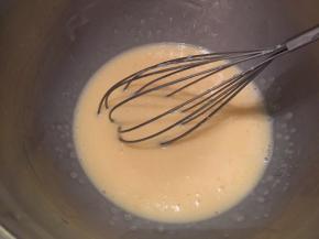 加入炼乳、蜂蜜拌匀