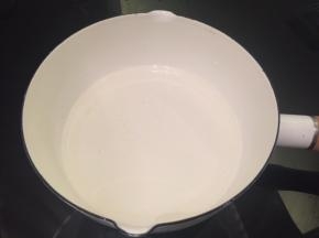 水和糖煮沸放凉备用