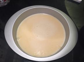 模具抹油，将面糊倒入模具内