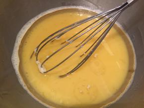 加入玉米油，拌匀