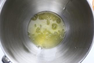 鸡蛋先分好，蛋白放入无油无水盆子里