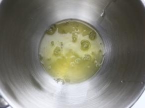 鸡蛋先分好，蛋白放入无油无水盆子里