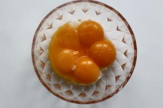 蛋黄装入另一个干净的碗里