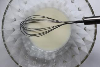 先将油加牛奶，用手动打蛋器搅拌到看不见油脂