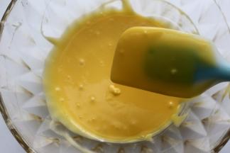 将蛋黄放入面糊里，用手动打蛋搅拌均匀即可，最后状态成流动性面糊