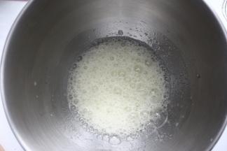 蛋白放入UKOEO 801厨师机盆里，装上机上，挡位调置最高档，先打到鱼眼，再慢慢加入细砂糖