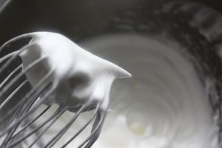 细砂糖慢慢加入后，继续打发到提起打蛋头呈湿性弯钩即可