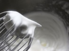细砂糖慢慢加入后，继续打发到提起打蛋头呈湿性弯钩即可