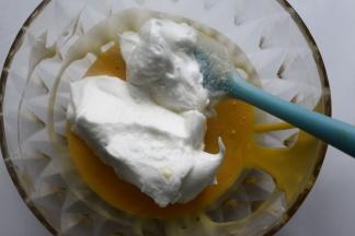 先将三分之一蛋白到蛋黄糊里，然后用刮刀用切拌的方式进行混合均匀