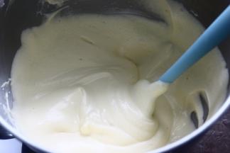 再将混合好的面糊倒入剩下的三分之二蛋白里，用同样的方法切拌混合均匀即可