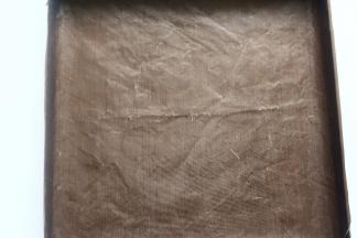 事先准备好金盘，垫上油布