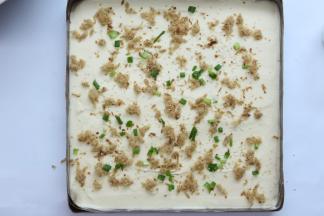 然后表面撒上肉松、葱花、白芝麻