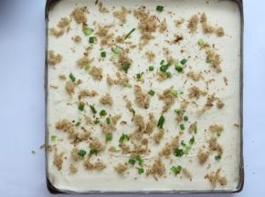 然后表面撒上肉松、葱花、白芝麻