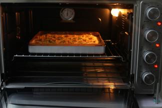 烤箱事先预热，烤箱内实际温度上火160度，下火150度10分钟，再把蛋糕糊放入烤箱里，上火160度，下火150度28分钟