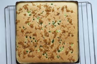 时间到了出炉后，拿出来，从20公分高处往下震两下，把里面的热气震出来