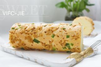 待蛋糕晾到手温时，就可以卷起来，表面盖上一张温纸，利用擀面杖来帮助卷起来，卷好之后放边上定型30分钟即可切块