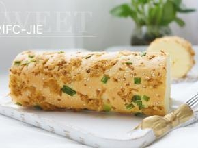 待蛋糕晾到手温时，就可以卷起来，表面盖上一张温纸，利用擀面杖来帮助卷起来，卷好之后放边上定型30分钟即可切块