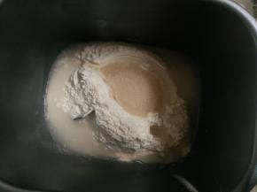 1.将面团部分所有材料入面包机