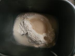 1.将面团部分所有材料入面包机