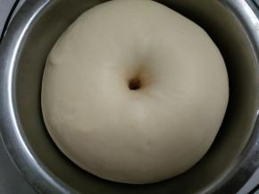 4.发酵好的面团是原来2-2.5倍大，不塌不回缩即可