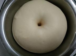 4.发酵好的面团是原来2-2.5倍大，不塌不回缩即可