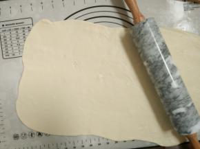 5.取出发酵好的面团排气擀成长方形