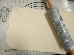 5.取出发酵好的面团排气擀成长方形