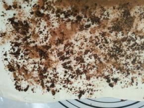 6.用刷子在刷适量的油，撒上红糖和肉桂粉