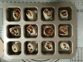 9.等量切成12份（可以参考揉面垫下面的尺寸等量切）放入不沾12连烤盘内